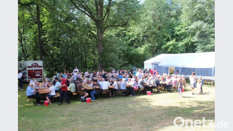 Nach dem Festgottesdienst lassen sich die Gäste Rollbraten und Bratwurstsemmeln schmecken. Bild: Susanne Forster