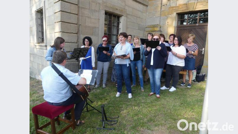 Mit "Lobe den Herrn, meine Seele" eröffnet der Chor "Cantemus" das Abendlob am Barbaraberg. Bild: rn