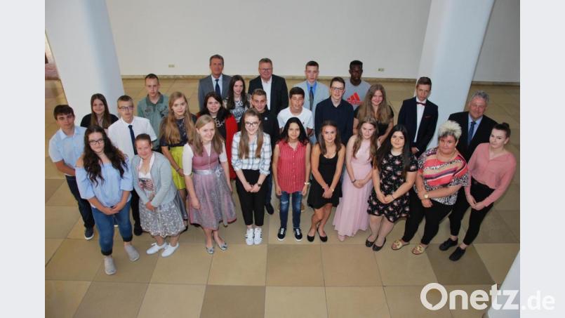 Bei einer Feierstunde im Landratsamt wurden 24 junge Leute aus dem Landkreis und der Stadt Amberg für überdurchschnittliche Prüfungsergebnis ihres Quali oder der Mittleren Reife geehrt. Glückwünsche überbrachten auch Landrat Richard Reisinger (Zweiter von rechts) und OB Michael Cerny (hinten, Zweiter von links). Bild: usc