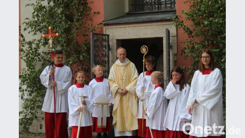 Weihbischof Reinhard Pappenberger wartet vor dem Beginn des Festgottesdienstes auf die Ankunft des Kirchenzugs der Vereine. Bild: Susanne Forster