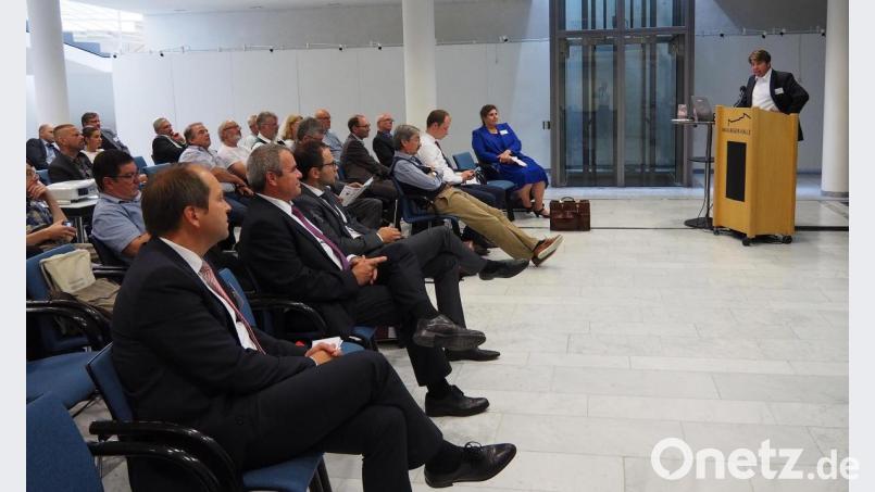 Gut besucht waren die Panels wie hier &quot;Logistik und E-Commerce&quot; beim Vortrag von OTH-Professor Christoph Pitzl. Bild: Bühner