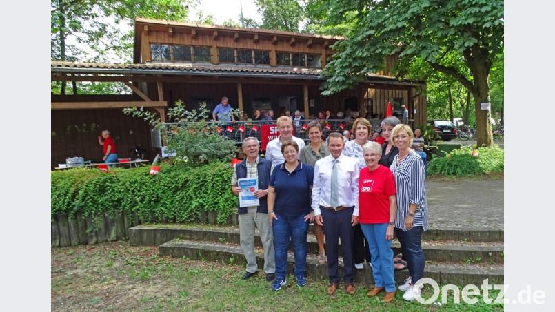 Letztmals in der Familien- und Freizeitanlage am Orthegelmühlbach begrüßt Vorsitzende Ursula Kinner (vorne, Zweite von rechts) von der SPD AG 60 plus die Gäste zum Sommerfest. Bild: Dobmeier