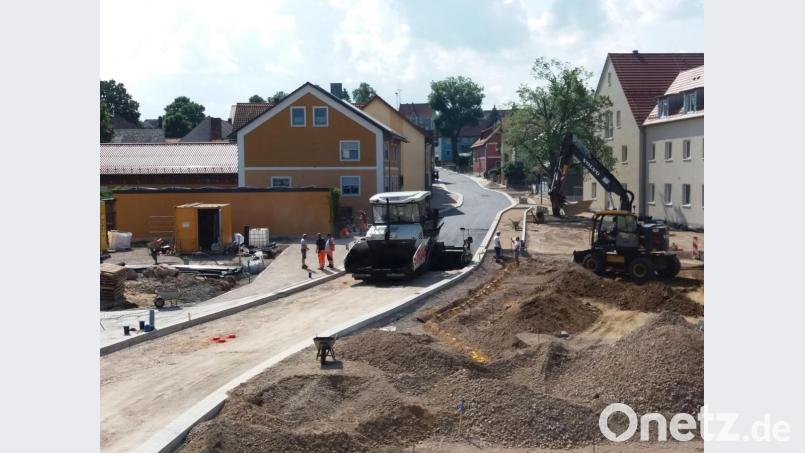 Die Teermaschine zieht auf der Staatsstraße die este Asphaltschicht auf. Bild: gz