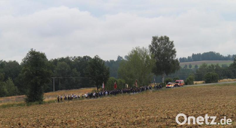 Von St. Quirin aus kann man den Festzug der Vereine auf ihrem Weg zum Gottesdienst beobachten. Bild: Susanne Forster
