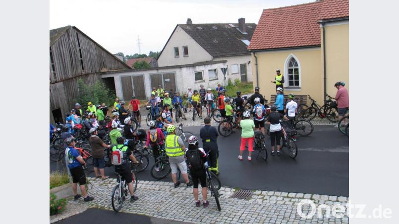 Pfarrvikar Dr. Justin Kishimbe erteilt an der Ortskirche in Oberwappenöst den Teilnehmern den Wallfahrersegen. Bild: bkr