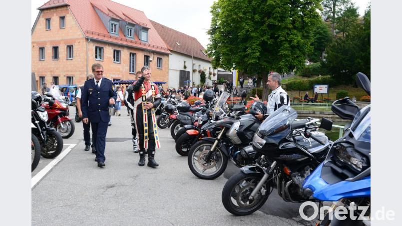 Im Anschluss an den Gottesdienst auf dem Kreuzbergplateau segnet Pater Thomas Mühlberger die Motorräder und die Biker am Stadtweiher. Bild: bey