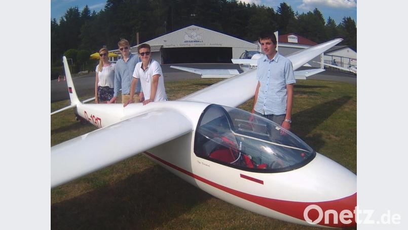 Der Aero-Club-Nachwuchs ist stolz auf die neue Ka 6 E, die man in den kommenden Jahren im Werkstattprojekt wieder in den Urzustand zurückversetzen möchte. Bild: Kunz