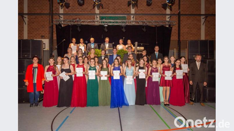 Landtagsabgeordnete Anna Tomann (links), zweiter Bürgermeister Hermann Schraml (rechts), stellvertretender Landrat Günter Kopp und Realschuldirektor German Helgert (hinten, Dritter und Vierter von links) gratulieren den 34 Absolventen mit einer Eins vor dem Komma. Bild: jzk