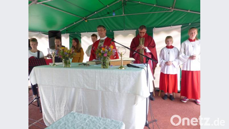 Pfarrer Adam Nieciecki und seine Urlaubsvertretung Pfarrer Professor Dr. Stanislaw Fel aus Polen (von links) feiern mit dem musikalischen Frauentrio (links) doppelten Festgottesdienst. Bild: sl