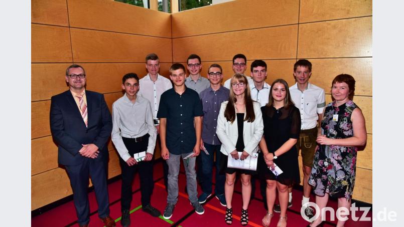 Die besten Schüler der Konrad-Max-Kunz-Realschule mit Direktor Stefan Neumeier (links) und Elternbeiratsvorsitzender Johanna Schmidt (rechts). Bild: exb