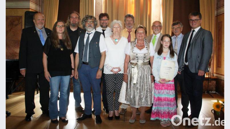 Bürgermeister Martin Birner (rechts) und der Vorsitzende des Festspielvereins Helmut Mardanow (Vierter von links) zeichneten langjährige Akteure mit Ehrennadel und Urkunde aus. Mit auf dem Foto der örtliche Spielleiter Hans-Werner Habel (links) und der Ehrenvorsitzende Theo Männer (Zweiter von rechts). Bild: lg