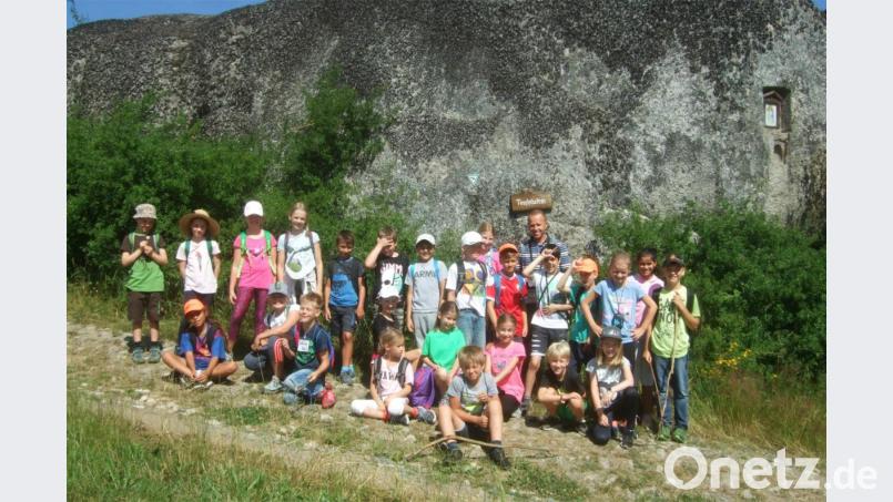 Eine spannende Wanderung erlebten die Buben und Mädchen der Klasse 3a mit Lehrer Hans Schraml (hinterste Reihe). Mit auf dem Bild der sagenumwobene Teufelsstein. Bild: njn