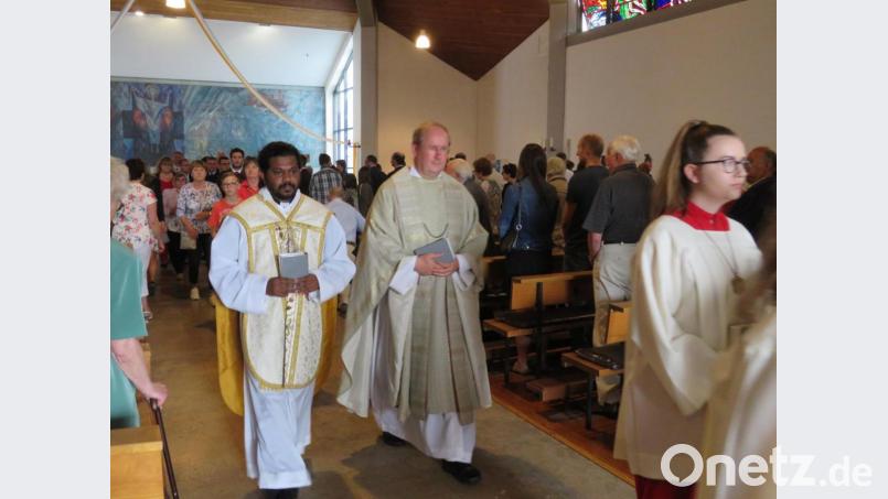 Ein- und Auszug in die Kirche. Bild: adj