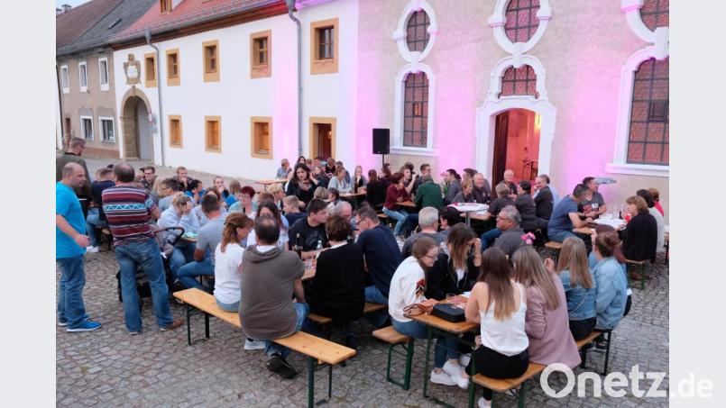 Als idealer Platz zum Feiern erweist sich die Festwiese vor der Wieskapelle und vor dem Haus der Dorfkultur. Auch die Feuerwehr-Festdamen nutzen das lauschige Ambiente für ihr Weinfest. Bild: do