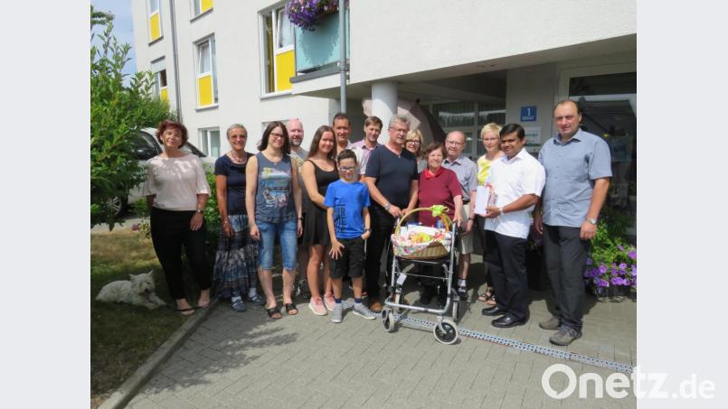 Therese Gleißner (Mitte mit Geschenkkorb) freute sich sehr über die Geburtstagsüberraschungen und Glückwünsche, die auch von Bürgermeister Wolfgang Braun (links daneben) und Pater Martin (Zweiter von rechts) kamen. Bild: ubb