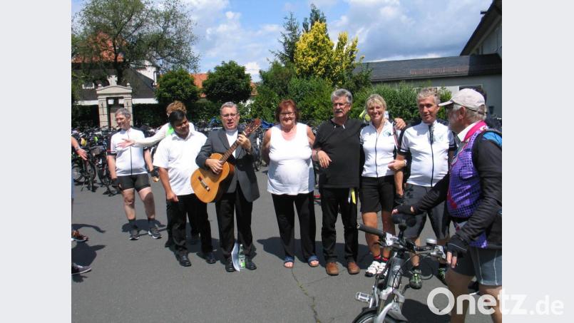 Von überall wird Monika Kainz mit viel Lob für ihr unermüdliches Engagement überschüttet. Hier zusammen mit Pater Joseph, Direktor Manfred Strigl, Christine Trenner von der Steinwald-Allianz und Fuchsmühls Bürgermeister Wolfgang Braun. Rechts neben ihr Ehegatte Gernhard. Bild: bkr