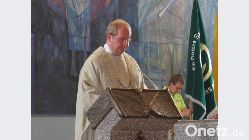Mit einem weinenden und einem lachendem Auge verabschiedet sich Pfarrer Markus Nees aus Altenstadt. Er geht nach Wiesau. Bild: adj