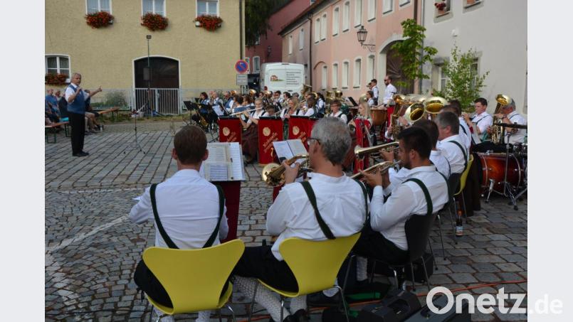 Einige Stücke spielten die Blaskapelle Konnersreuth und die Blaskapelle Ernestgrün gemeinsam. Bild: jr