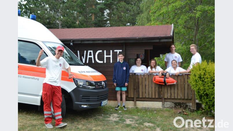Die jungen Rettungsschwimmer leisten ihren Dienst an der Wasserwacht-Diensthütte im Schätzlerbad. Bild: hcz