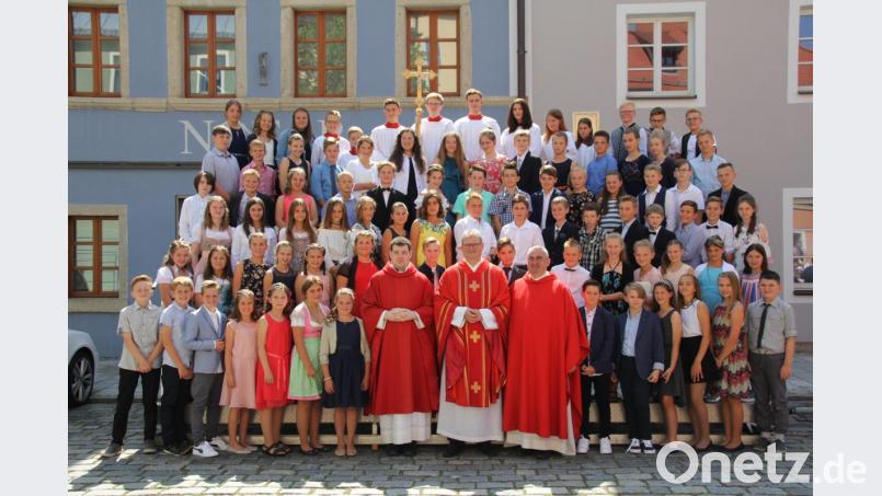 77 junge Christen aus der Pfarrei Oberviechtach haben am Samstag aus der Hand von Domkapitular Johann Ammer (Bildmitte) das Sakrament der Hl. Firmung empfangen. Bild: frd