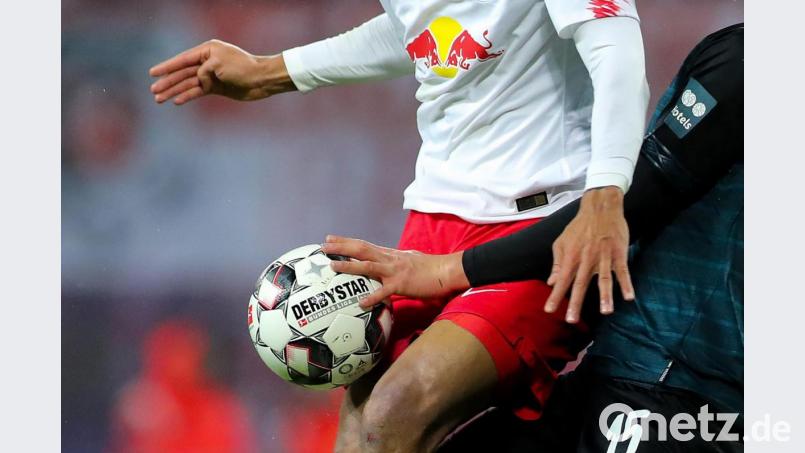 So eindeutig wie in dieser Situation waren Handspiele zuletzt nicht mehr zu ahnden. Mit klarer formulierten Regeln will der Bayerische Fußballverband die Situation für Schiedsrichter, Spieler und Fans vereinfachen. Bild: agentur_dpa