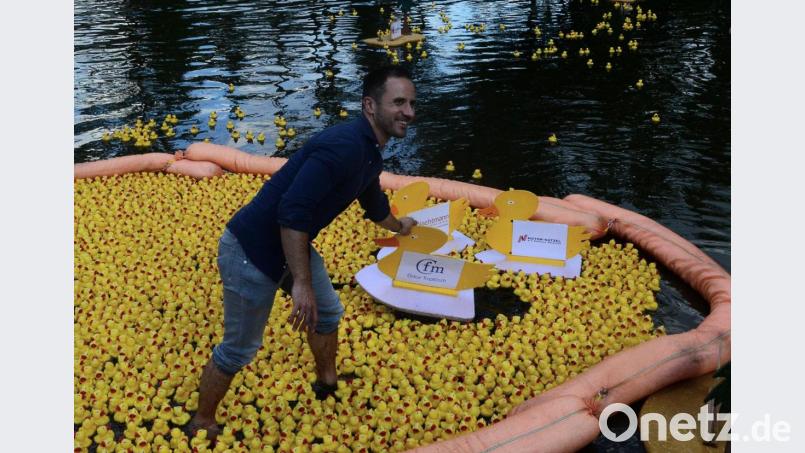 Nach dem Rennen müssen die Gummi-Enten wieder aus dem Wasser gefischt und die Gewinner ermittelt werden. Bild: Kunz