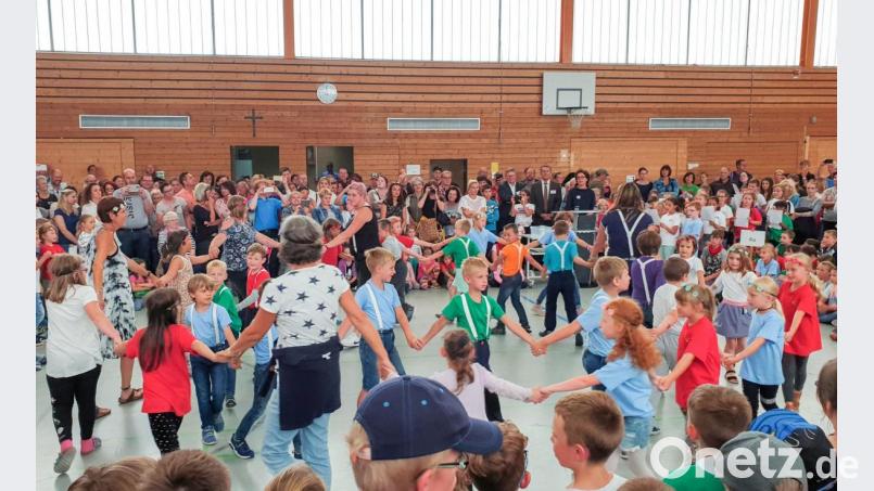 Einer der zahlreichen Beiträge des Jubiläumsfestes der Albert-Schweitzer-Grundschule: Tanz der Klasse 1a und der Partnerklasse aus der Rupert-Egenberger-Schule zu „Idas Sommerlied“. Bild: Sibylle Sandner/exb
