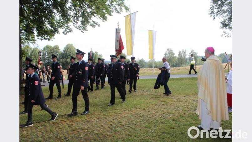 Der Weihbischof nimmt den Festzug in Empfang. Bild: Susanne Forster