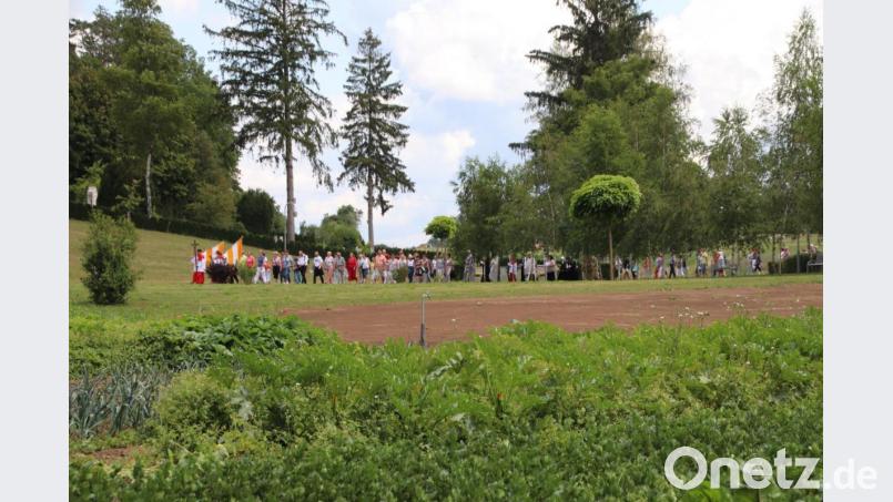 Der Wallfahrtszug, der von der Saaß kam, im Klostergarten. Bild: jma