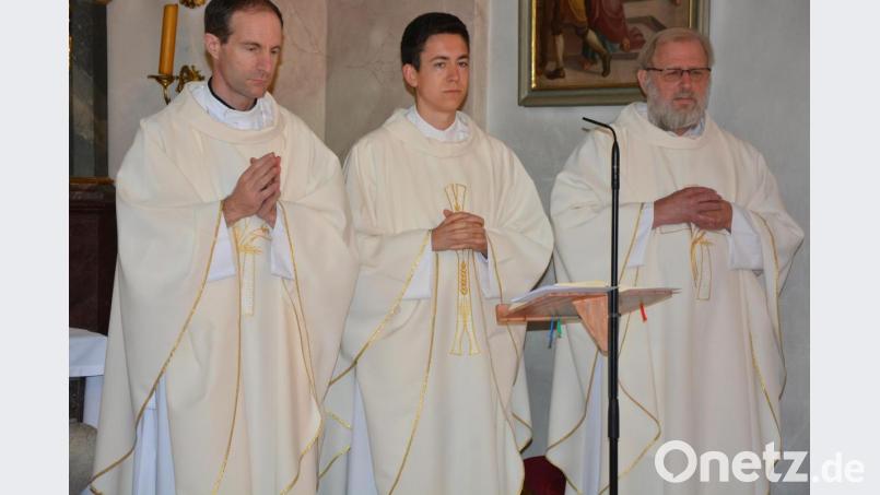 Am Altar standen (von links) Pater Jaroslav Lobkowicz, Kaplan Martin Seiberl und Pfarrseelsorger Pater Benedikt Leitmayr. Bild: jr