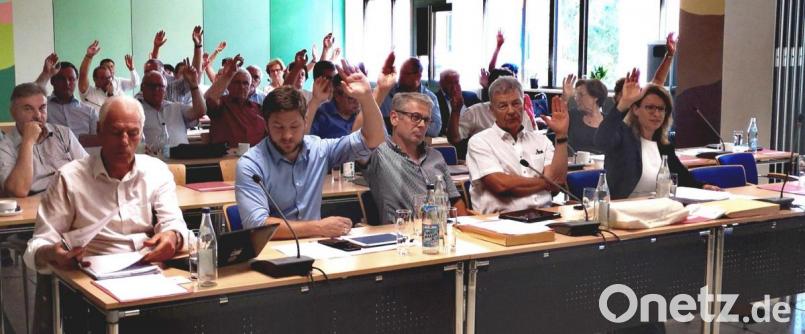 CSU und Freie Wähler (Bild) ließen einen Antrag der SPD scheitern, der sich gegen den Bau und Betrieb einer Klärschlamm-Verbrennungsanlage in Schwandorf aussprach. Die ÖDP-Räte (links) hatten vorab mit SPD und Grünen für den Antrag votiert. Bild: Thomas Dobler