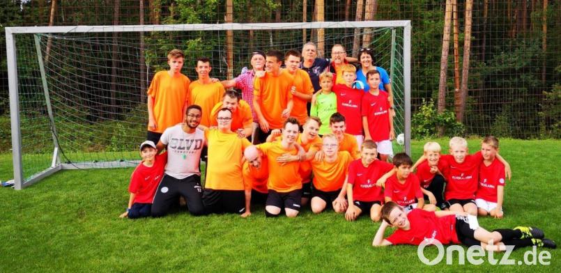 Die Spieler und Betreuer der Fun Kickers und des FSV Gailoh. Bild: Ehbauer, Theresa/exb