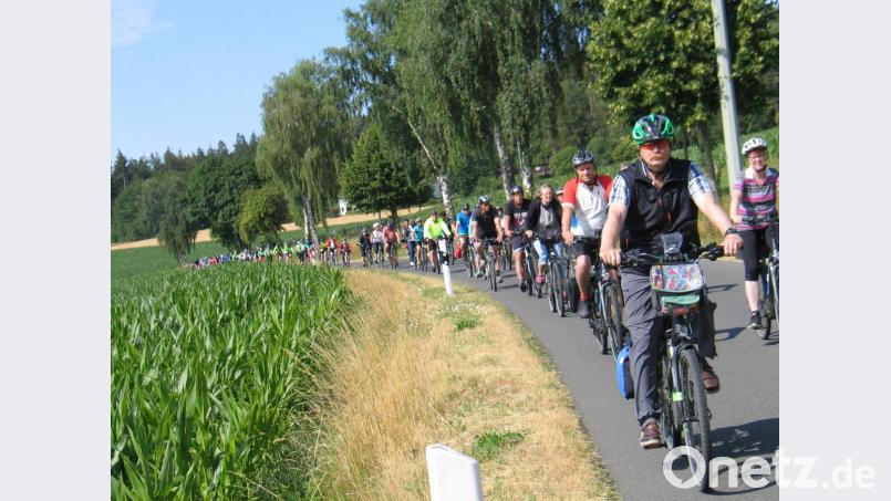 Auf 162 Teilnehmer wächst die Gruppe beim Einzug in Fuchsmühl an. Die Feuerwehren aus Immenreuth und Kulmain sichern den Zug ab. Bild: bkr