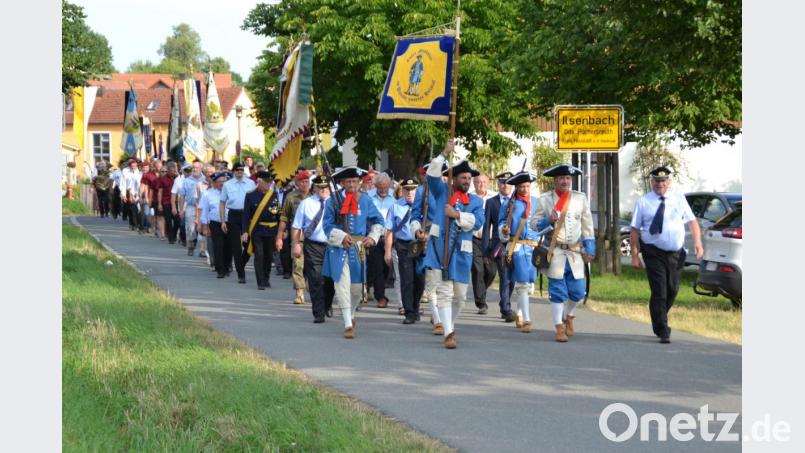 Unter der Führung des Ehrenkreisvorsitzenden Alfons Betzl marschieren die Soldaten, Krieger und Reservisten von Ilsenbach zur Wallfahrtskirche St. Quirin. Bild: hcz