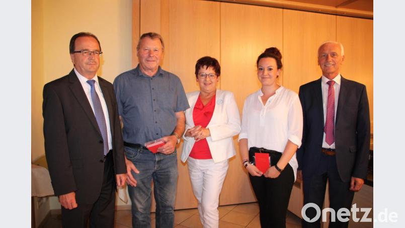 Vorsitzender Robert König (von links), Hans Richtmann, Bezirksrätin und Kreisvorsitzende Brigitte Scharf, Annika Buschette und Bürgermeister Peter König. Bild: den