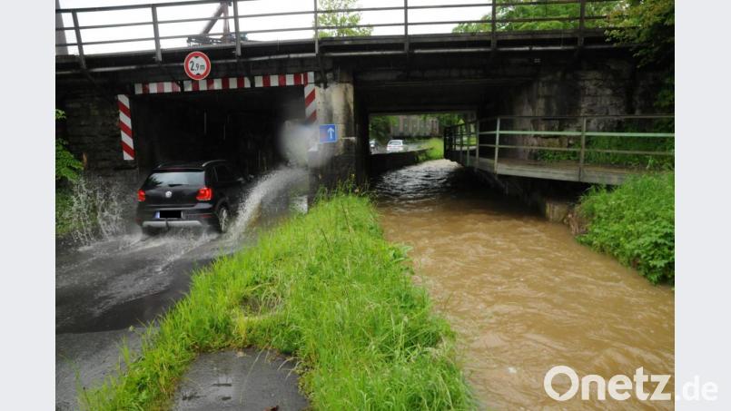 Vor fast genau sechs Jahren stand die Erzhausbrücke bei einem Hochwasser wieder im Blickpunkt: Die Unterführung befindet sich an einer schwierigen Stelle mit mehreren sogenannten Zwangspunkten. Bild: ge