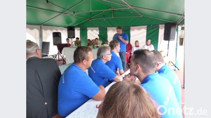 Martin Kraus trägt die Lesung beim Festgottesdienst vor. Bild: sl
