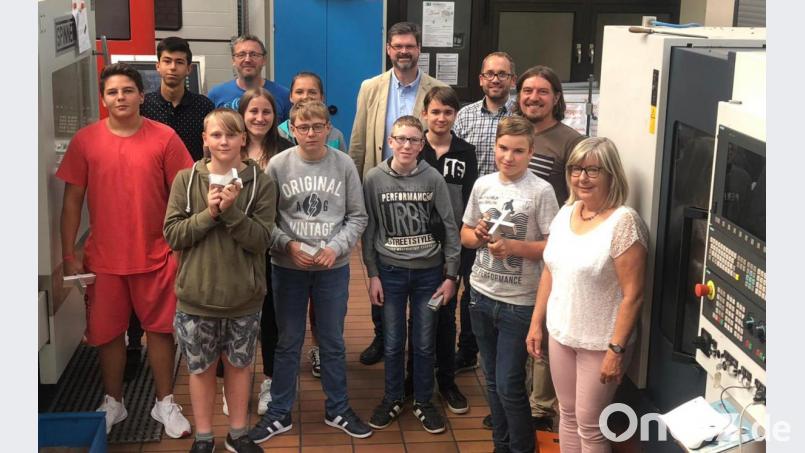 Die Schüler der Mittelschule Wiesau mit ihrem neuen Werkstück, dem „magischen Kreuz“. Mit auf dem Bild Andrea Schiml (vorne rechts), Leiterin der Mittelschule Wiesau, Fachlehrer Matthias Burger und vom BSZ Wiesau Oberstudienrat Andreas Büttner, Studiendirektor Wolfgang Prebeck und Fachlehrer Manfred Sladky (hinten von rechts). Bild: exb
