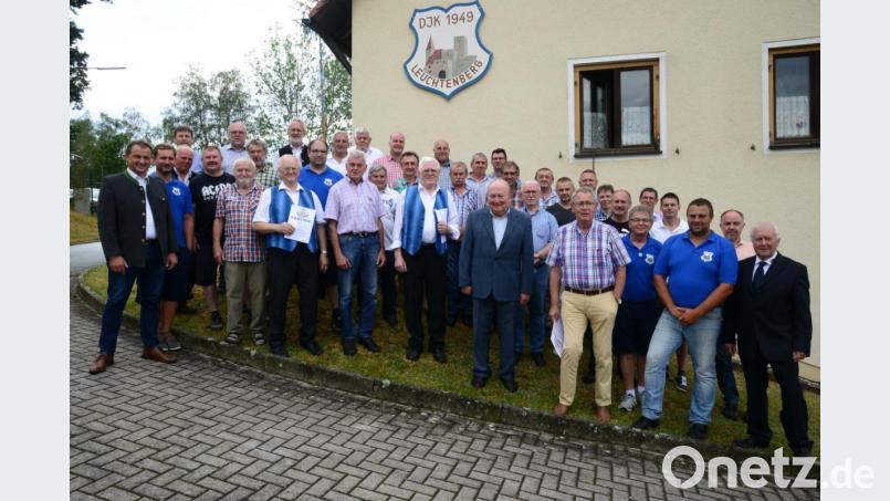 Groß die Zahl der langjährigen Mitglieder, deren Treue zur DJK Leuchtenberg mit Dankurkunden gewürdigt wurde. Bürgermeister Anton Kappl (links), DJK-Vizepräsident Siegmund Balk, DJK-Vorsitzender Robert Zirngibl und 2. Vorsitzender Helmut Süß überreichten die Urkunden. Bild: bey
