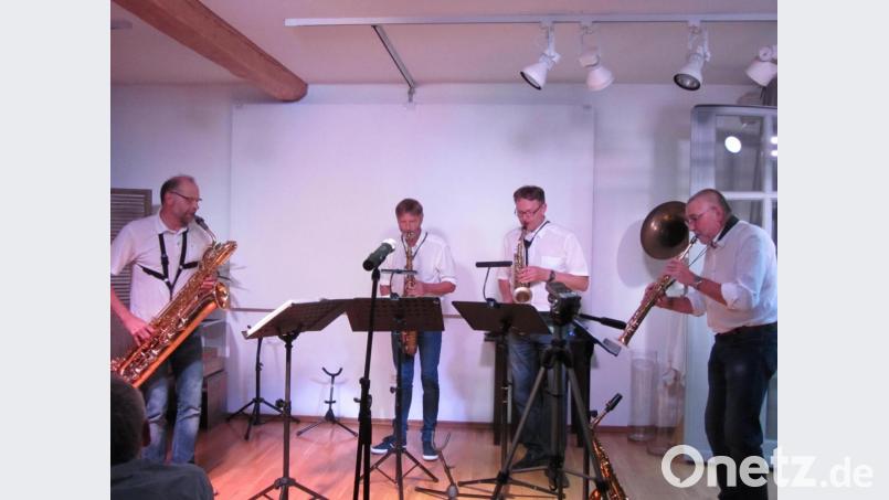 Von den Beatles, Gershwin und Mancini bis Stevie Wonder und Joe Zawinul hatten &quot;The Sax-Brothers&quot; alles im Programm, was zum Soundtrack eines Bilderbuch-Sommerabends in Elbart gehört. Bild: aks