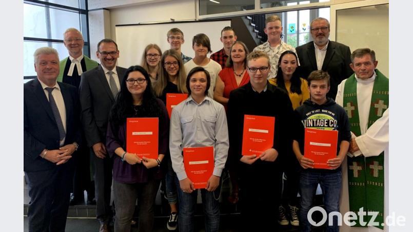 Bürgermeister Günter Stich, Pfarrer Wilfried Römischer, zweiter Bürgermeister Alexander Sailer, Sonja Ullamann, Rektor Gerhard Steiner und Pfarrer Max Früchtl gratulierten Mandy Voigtritter, Janina Windschügel, Lena Lindner, Lukas Streit, Jason Gleißner, Emilia Eschenbecher, David Haberkorn, Marcel Scheck, Jonathan List, Antonia Wenzl und David Hartmann zum gelungenen Schulabschluss. Bild: omu