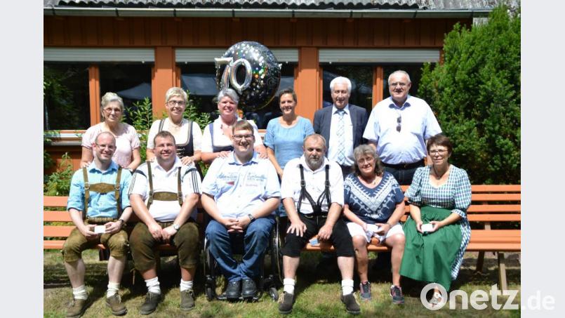 Die Geehrten (vorne) beim Jubiläum des BVS. Vorsitzende Sabine Birner, ihre Stellvertreterin Martina Weiß (hinten Dritte und Zweite von links) und einige der Ehrengäste. Bild: hcz