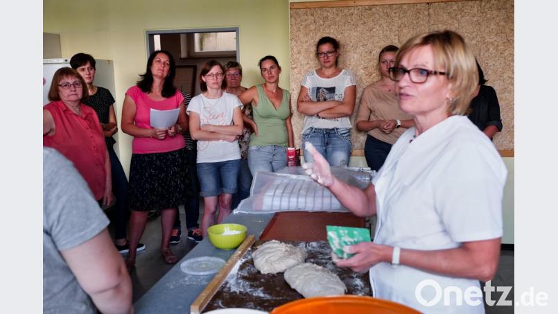Gutes Brot fängt bei den hochwertigen Zutaten an und so erklärte Referentin Maria Münz auch verschiedenen Mehltypen, Hefe und Sauerteig als Grundzutaten. Bild: tkr