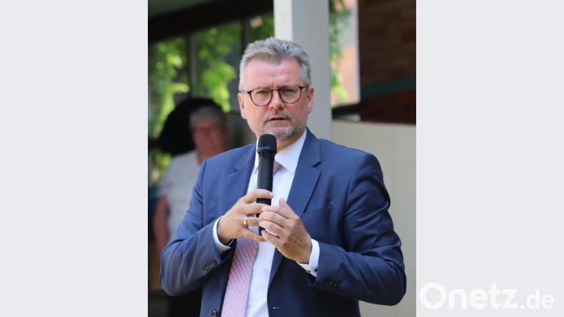 Bürgermeister Michael Göth würdigt die enge Zusammenarbeit von Staat und Kirche, gerade im Bereich der Kindererziehung und Kinderbetreuung. Bild: mfh