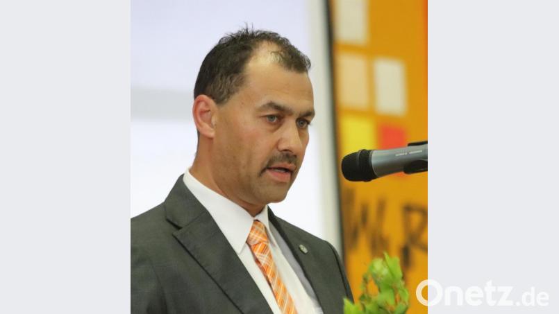 Schulleiter Martin Zimmermann spricht über die Bedeutung des Abschlusses für die berufliche Zukunft und den künftigen Platz in der Gesellschaft. Bild: mfh