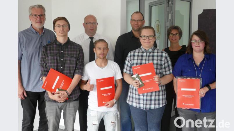 Die besten Absolventen der Berufsschule des St. Michaels-Werks bekommen ihre Zeugnisse sowie ein Geschenk überreicht Bild: exb
