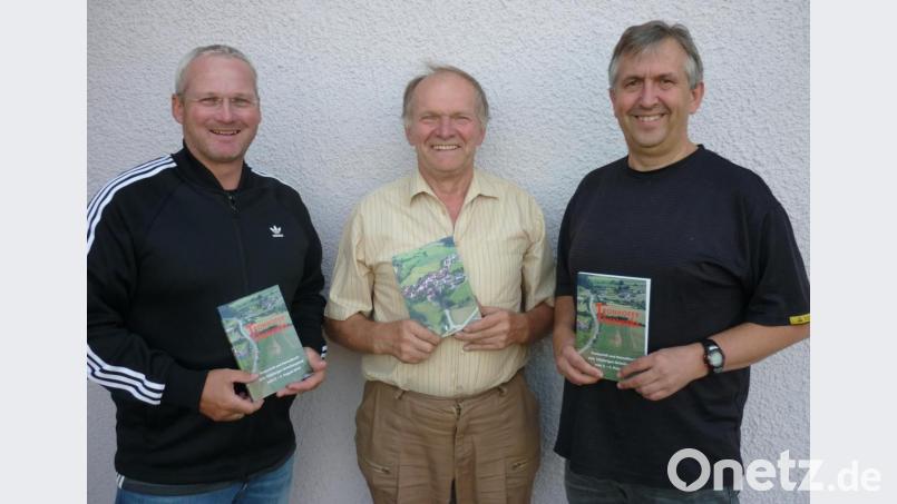 Bei der letzten Sitzung des Festausschusses der Feuerwehr Fronhof wurde die Festschrift mit Heimatbuch von Festleiter Peter Böckl präsentiert. Unser Bild zeigt die beiden Festleiter Peter Böckl (rechts) und Alfons Schmitzer jun. (links) zusammen mit Autor Hermann Haas. Bild: haa