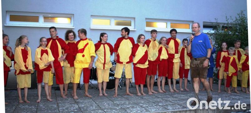 Schulleiter Ludwig Pfeiffer bedankte sich im stilgerechten Outfit bei der farbenfrohen Gaukler-Truppe. Bild: lg