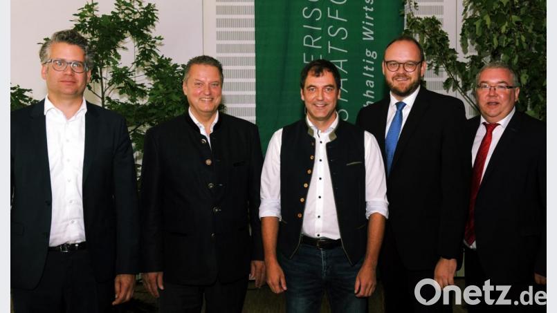 Von links: Philipp Bahnmüller, Martin Neumeyer, Rudolf Zwicknagl, Landrat Andreas Meier und Schnaittenbachs 1. Bürgermeister Sepp Reindl. Bild: gf
