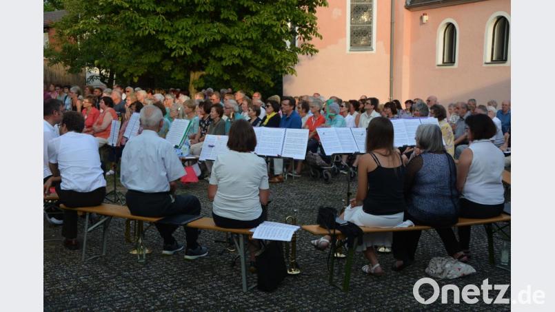 Zahlreiche Zuhörer waren zur Serenade bei der Christuskirche gekommen. Im Vordergrund der Evangelische Posaunenchor. Bild: jr